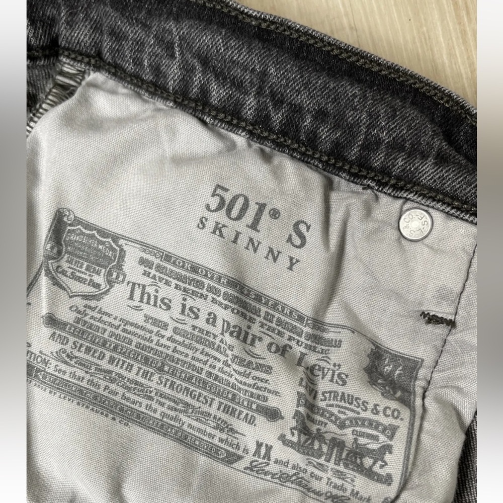 Levi's Women's 501 Skinny Jean in Light Wash Denim RAW HEM - Picture 4 of 7
